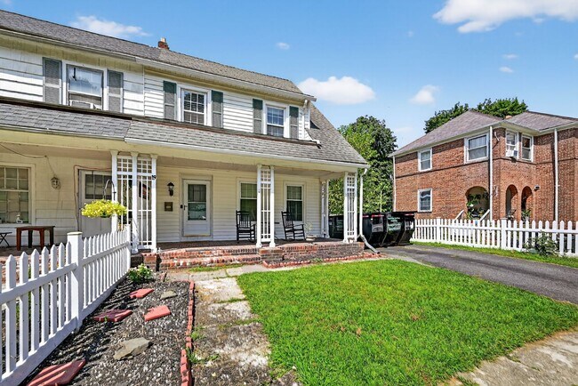 Foto del edificio - OPEN HOUSE on Sunday Feb 15th from 12 - 2 PM  Turn-key Ready 3 BR 1 BA in Newburgh, NY -$2950