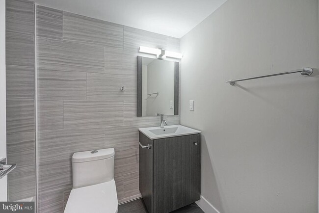 Foto del edificio - 1070 N Front St