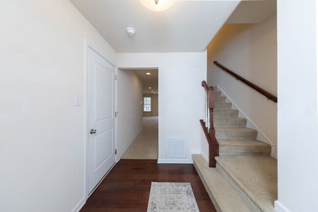 Foto del edificio - 121 Parkway Ct
