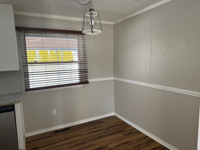 Building Photo - 4 Bedroom, 1.5 Bath Single Family Home Hil...