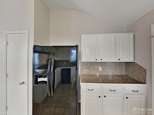 Building Photo - 916 Simon Dr
