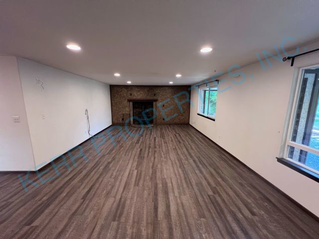 Building Photo - Charming and unique 3 bedroom 1470 sq ft G...