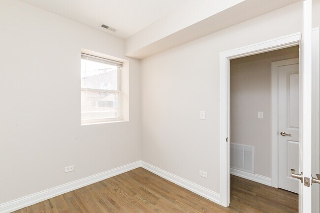 Foto del edificio - 4060 N Milwaukee Ave
