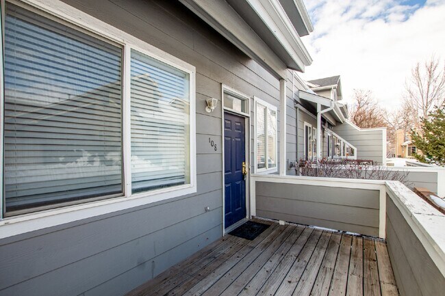 Building Photo - Spacious open plan three bed two bath town...