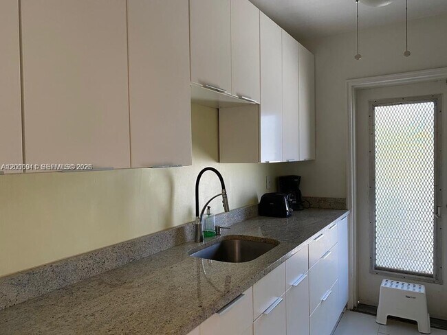 Foto del edificio - 7935 Carlyle Ave