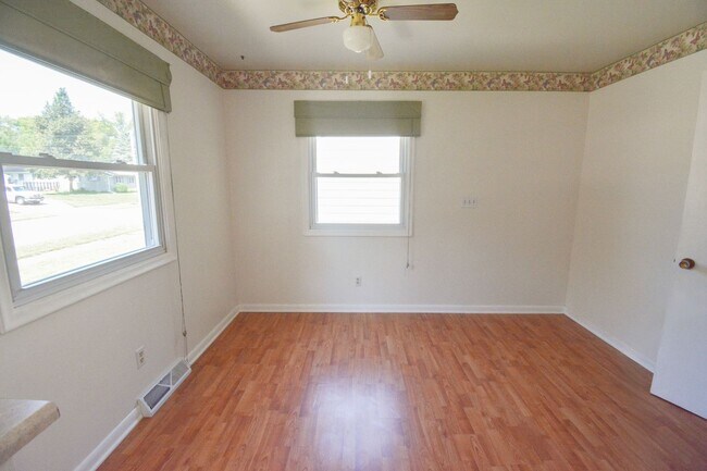 Foto del edificio - 3 Bedroom 1.5 Bath Available For Rent In Country Club Manor