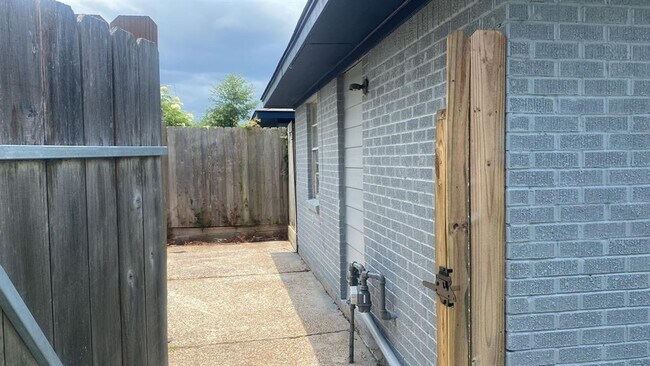 Building Photo - 2116 Thonig Rd