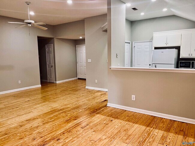 Foto del edificio - 232 Mountain Creek Dr