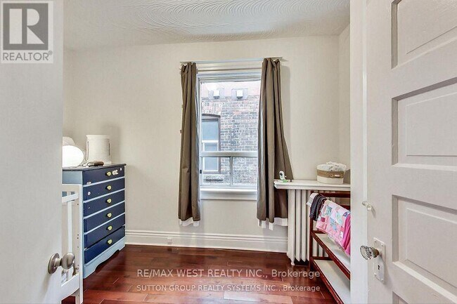 Photo du bâtiment - 328 High Park Ave