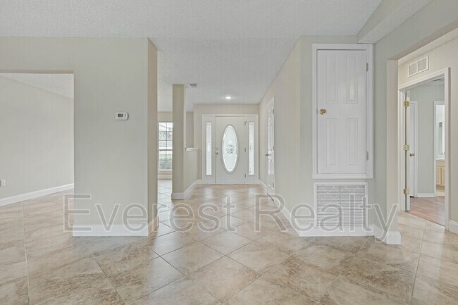 Building Photo - 6 Lemay Pl