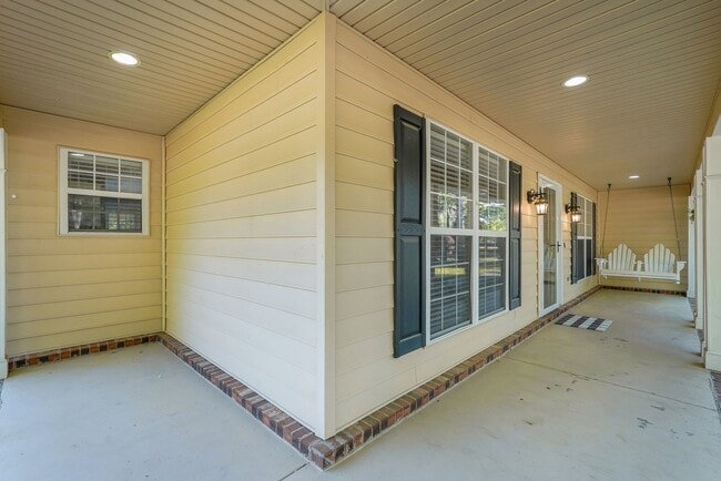 Building Photo - Richmond Hill Beauty: 4-Bedroom Home with Stunning Lagoon Views!