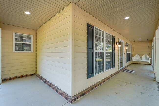 Foto del edificio - Richmond Hill Beauty: 4-Bedroom Home with Stunning Lagoon Views!