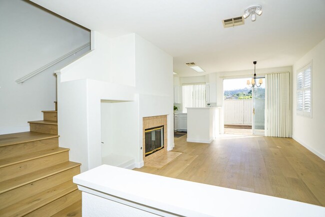 Building Photo - Gorgeous 2 bedroom townhome in Scripps Ran...