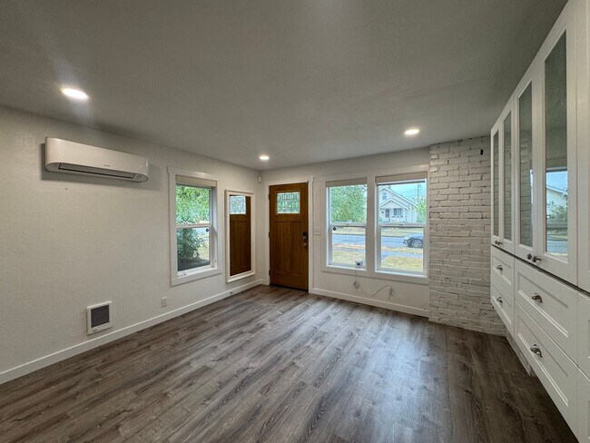 Building Photo - 527 S 50th St