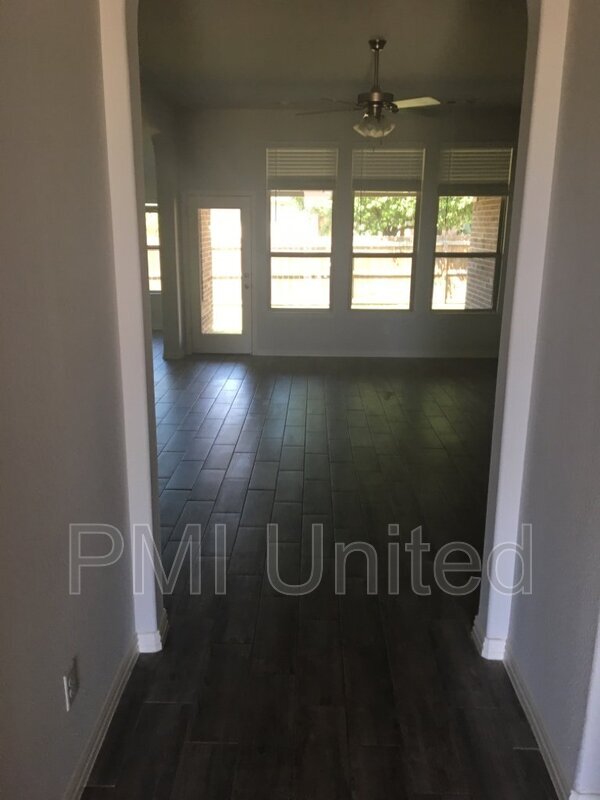 Building Photo - 3005 Cliffview Dr