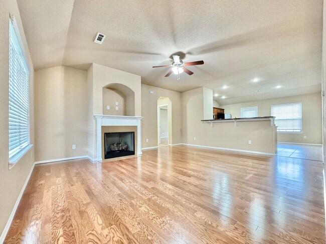 Building Photo - 4 bedrooms in quiet Bentonville neighborhood