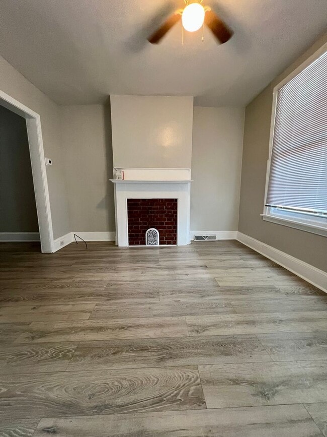 Building Photo - Newly Renovated 3-Bedroom Townhome in Ogon...