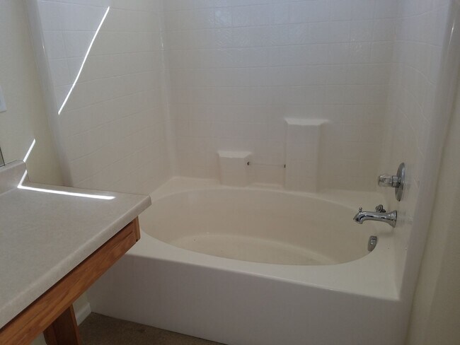 Building Photo - Quiet Home, Great Views and Spacious Livin...