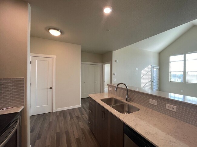 Building Photo - Beaverton 1Bed 1Bth Condo in Bethany! Vaul...