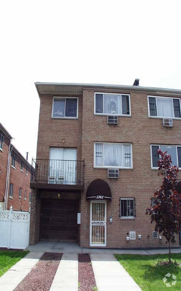Primary Photo - 2762 Bruckner Blvd