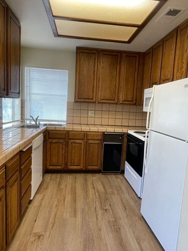 Primary Photo - 2 BED 2 BATH RIDGECREST CONDMS MOVE IN READY