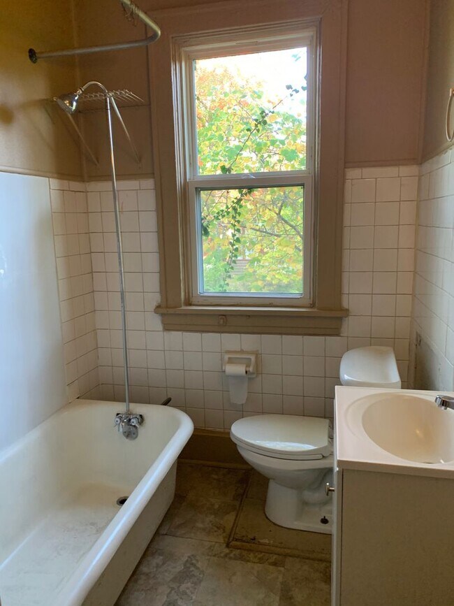 Foto del edificio - Tons of space in this Charming 1 Bedroom 1 bath with bonus room