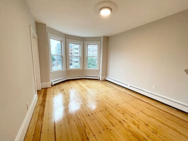 3 Bed - 1000sqFt - Mission Hill - 3 Bed - 1000sqFt - Mission Hill House