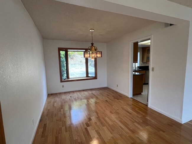 Foto del edificio - Massive 5 Bedroom Pinole Valley Home Avail...