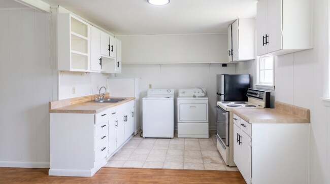 Building Photo - 134-B Ideal Dr SE