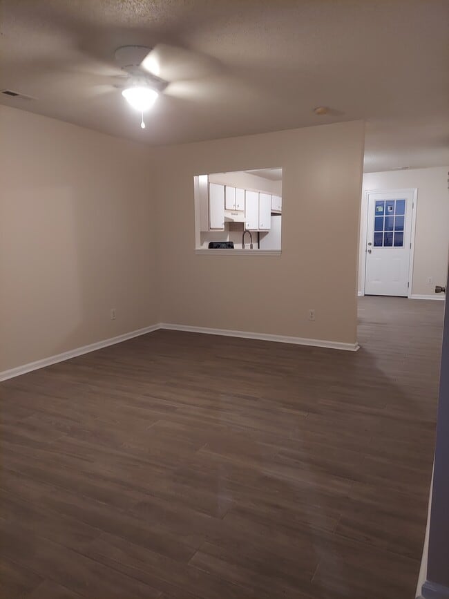 Living Room - 211 Pinegrove Ct