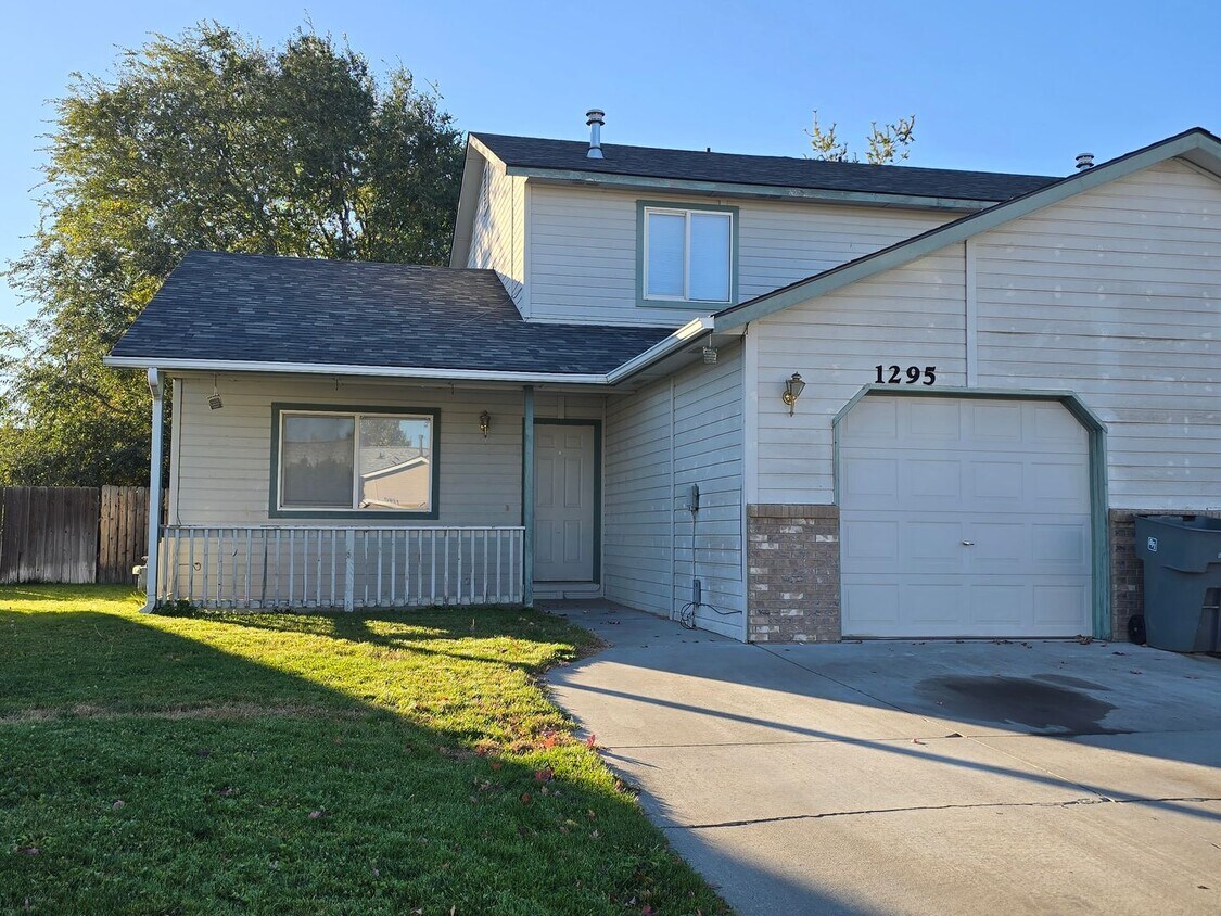 Primary Photo - Del Rio Duplex