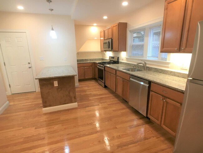 Building Photo - 67 Temple St