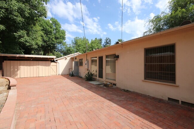 Building Photo - 385 E Palm St