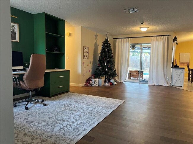 Foto del edificio - 8748 Forest Lake Dr