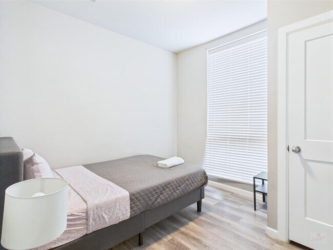 Foto del edificio - 911 W 22nd St