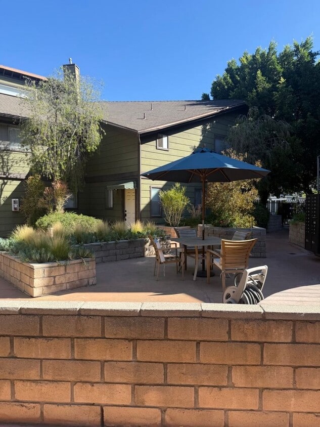 Primary Photo - SPACIOUS AND BRIGHT 2 BED +2.5 BATH CONDO!...