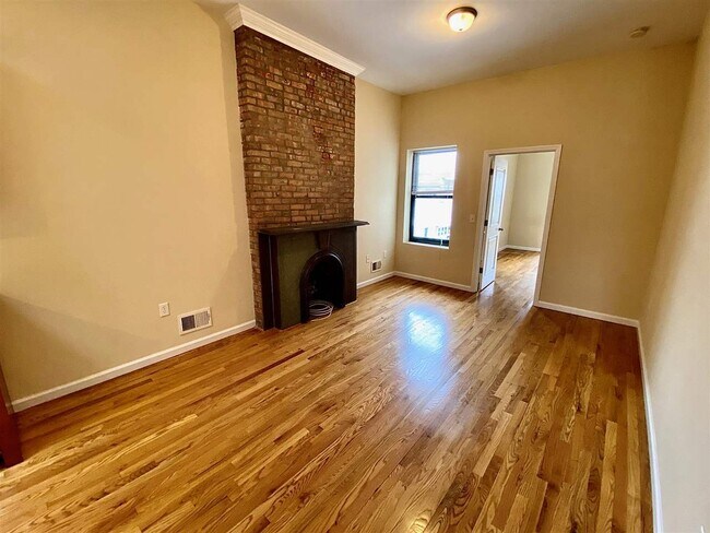 Building Photo - 572 Jersey Ave