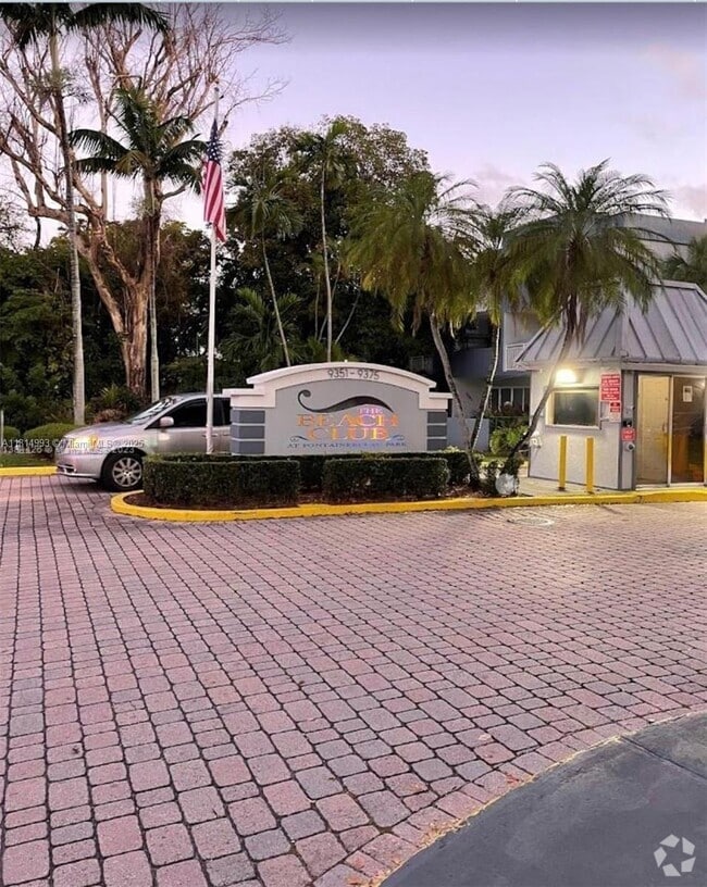 Building Photo - 9351 Fontainebleau Blvd