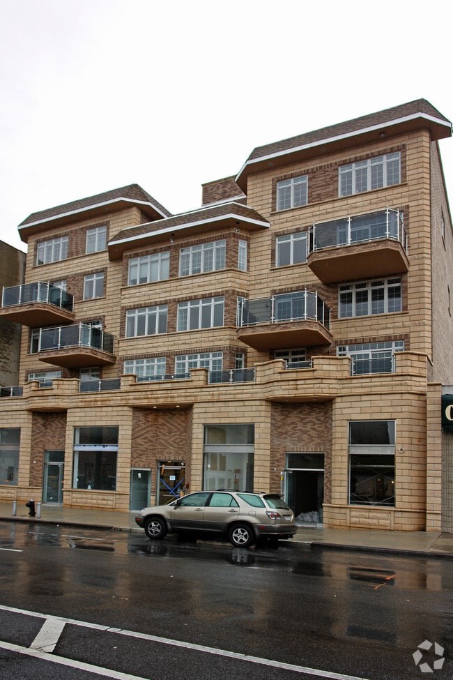 Building Photo - 739 Bedford Ave