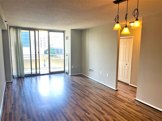 Foto del edificio - Large 2 Bedroom/1 Bath WITH PARKING