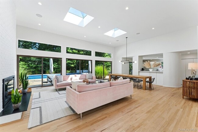 Building Photo - 8 Deer Path