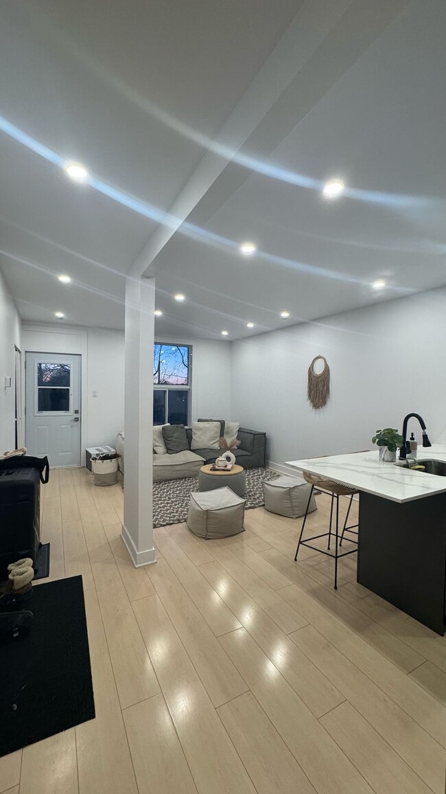 Building Photo - 6090 Rue Laurendeau