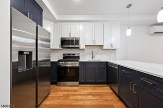 Building Photo - 52 James St