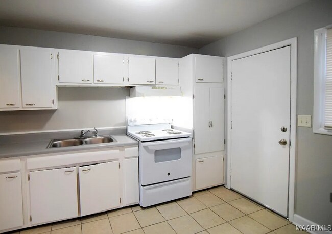 Building Photo - 1201 Buckingham Dr