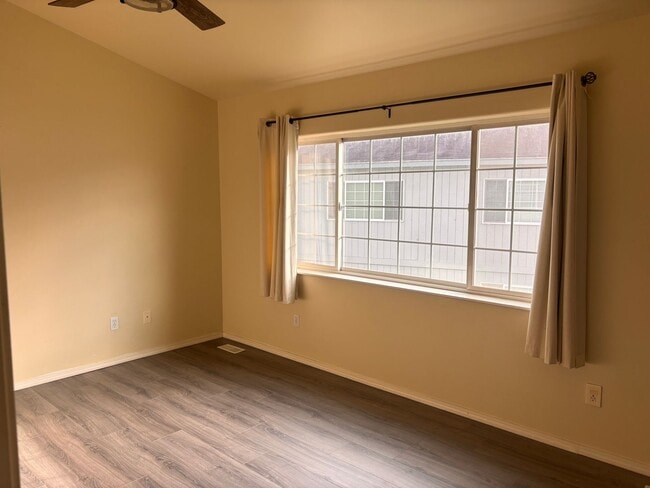 Building Photo - Fantastic 2 Bedroom Townhome!