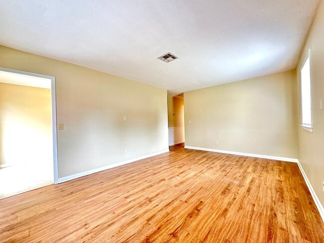 Building Photo - Newly renovated, 1 block from Troy U campus