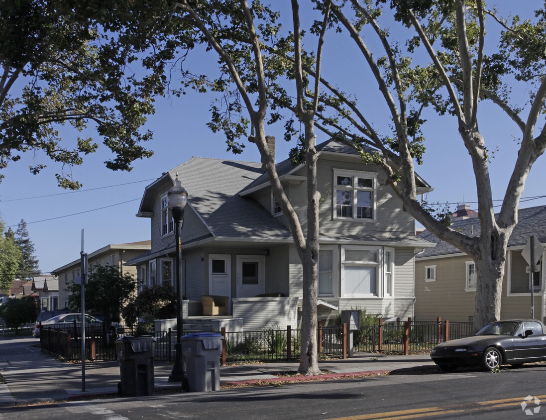 Building Photo - 498 S 7th St