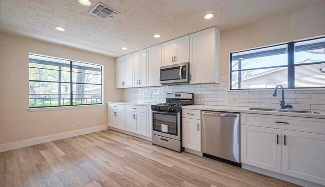 Foto del edificio - 5502 Hewitt Dr