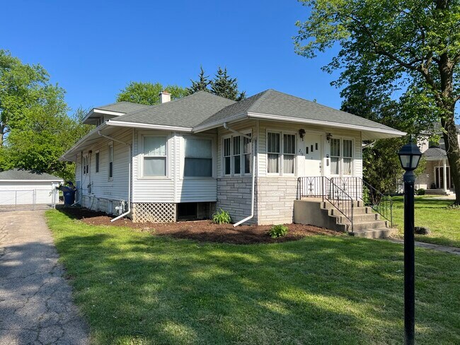 Building Photo - 219 S Monterey Ave