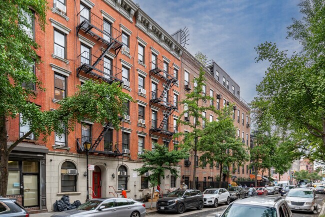 Building Photo - 450 W 46th St